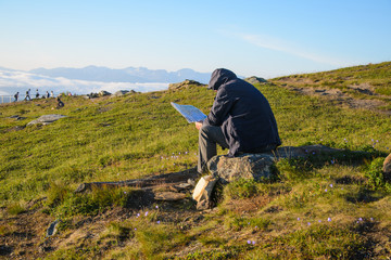 Obraz premium The person looks at the map