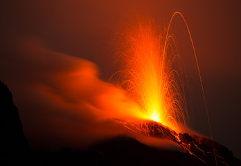 spectaculaire uitbarsting van vulkaan