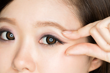 Obraz premium Kobieta szczypiący oczy