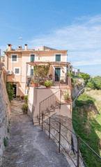 Schmale Gasse und landestypisches Haus auf Mallorca