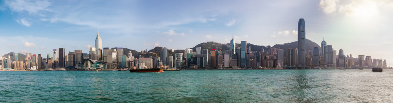 Panoramablick auf Hong Kong, die Skyline von Victoria Harbour und dem Bezirk Central, bei Tag