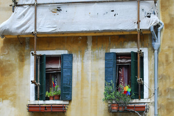 Fototapeta na wymiar Venezia, Italy. Details of the windows and doors of the colorful houses