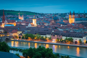 Obraz premium Miasto Würzburg w Bawarii wieczorem w lecie
