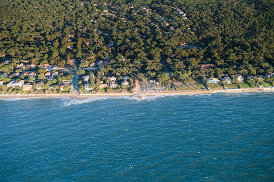 Vue a&eacute;rienne de la c&ocirc;te du Bassin d'Arcachon (France)