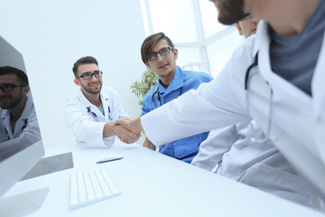 Obraz premium handshake between the two doctors during the working meeting