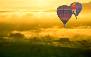 Obraz premium beautiful scenary in the north part of Thailand over the valley of mountain at sun rising giving a beautiful color on the mist in the field (selective focus and white balance shifting applied)