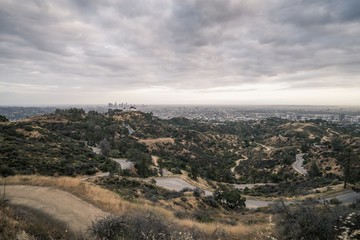 Fototapeta na wymiar Aussicht über Los Angeles von den Hollywood Hills, mit Blick auf das Griffith Observatory 