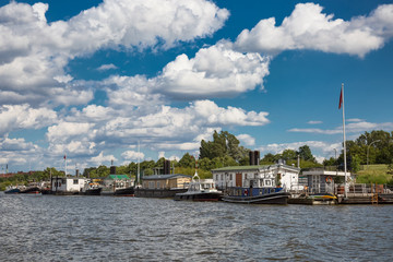 Obraz premium Hausboote auf einem Kanal im Hamburger Hafen