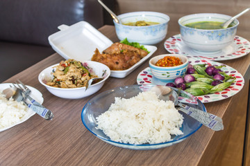 Includes a set of Thai dishes. Ready to eat Put on a brown table