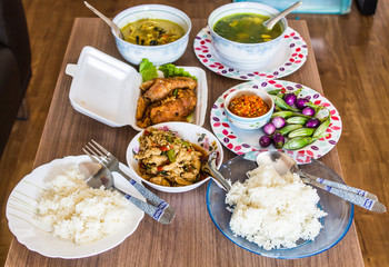 Includes a set of Thai dishes. Ready to eat Put on a brown table