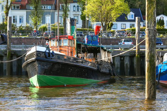 Historisches Dampfboot in Hamburg Oevelg&ouml;nne