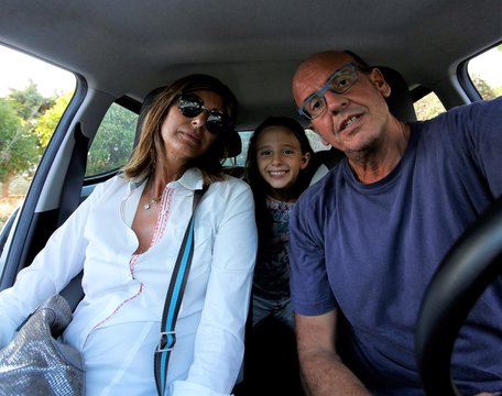 Selfie famiglia in viaggio in auto