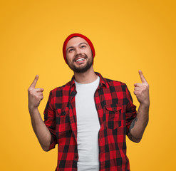 Naklejka premium Cheerful guy showing up with fingers
