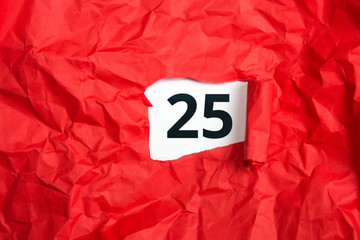 rotes zerknülltes Papier, aufgerollt mit Zahl fünfundzwanzig - 25 auf weißem Untergrund