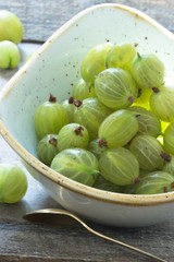 Stachelbeeren in einer Schale
