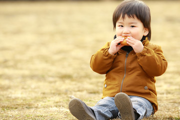 ドーナッツを食べる男の子