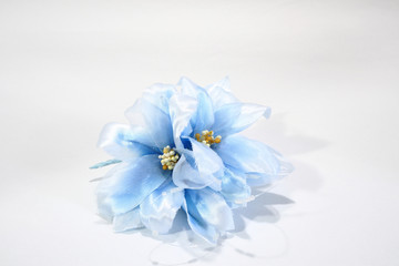 青い花のコサージュ