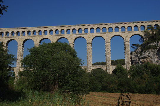 Römisches Aquädukt in Südfrankreich