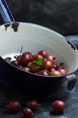 rote Stachelbeeren in antikem Durchschlag, Landlust