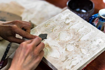 Obraz premium Pottery workshop. hands make print on clay