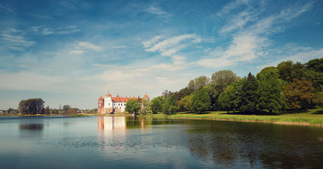 Fototapeta na wymiar BELARUS. panoramic view of Mir Castle on the lake.
