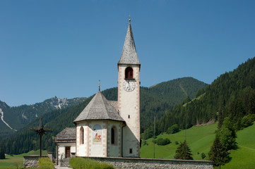 Fototapeta na wymiar Pfarrkirche Stankt Veit im Pragser Tal in Südtirol