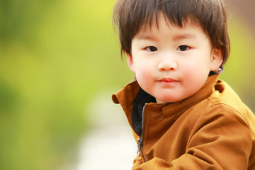 遊ぶ男の子