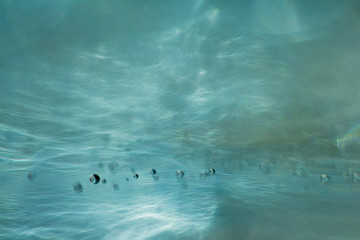 Naklejka premium bubbles and water droplets on the mirror surface