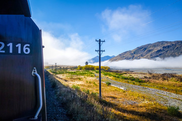 Train dans le paysage des champs de montagne, Nouvelle-Zélande