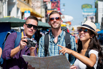 Group of tourist backpacker friends traveling in Khao San road Bangkok Thailand on summer vacations - obrazy, fototapety, plakaty