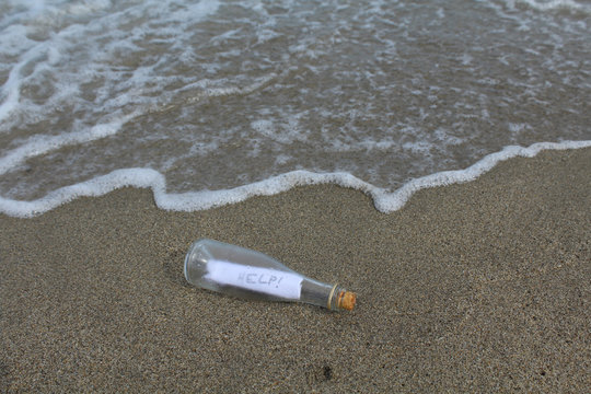 message d'appel au secours dans un bouteille lancée dans la mer