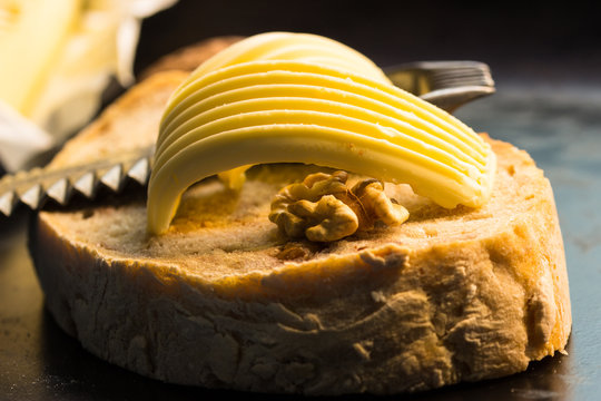 Stilleben mit Brotscheibe, Butter und Walnu&szlig;