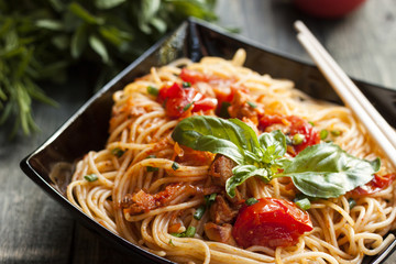 Spaghetti in tomato sauce with chicken