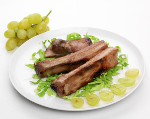Costine arrostite con insalata e uva