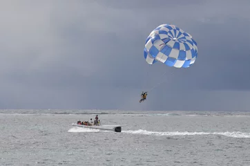 Fototapeten Parachute ascensionnel en duo en différentes étapes. Phase 3, décollage. © Didier San Martin