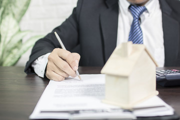 Obraz premium Bank officer sign contract for approving