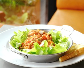 Egg pan is a simple diet.Made from fried pork with vegetables,such as tomatoes,peas and onions,and pour over the egg.