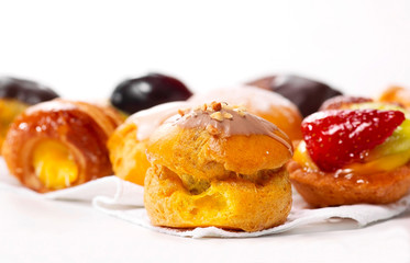 Pasticceria mignon , bignè in primo piano, fuoco selettivo