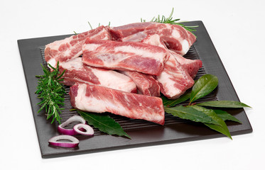 Costina di maiale su piatto nero