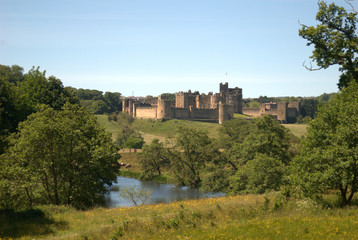 Fototapeta na wymiar Alnwick castle and river Aln in Northumberland, England