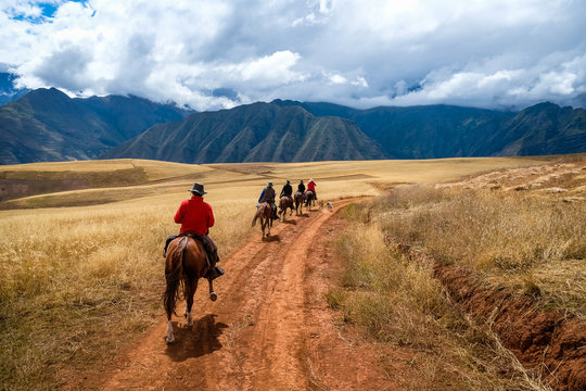 Cavalier chevauchant devant les montagnes (Peru, Amérique du Sud)