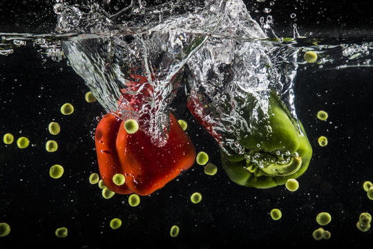 green peas with bell pepper in water splash
