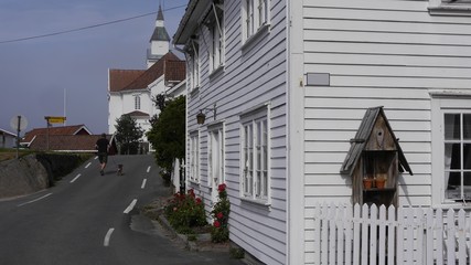 Fototapeta na wymiar Kirkhavn im Morgennebel, Insel Hidra / Südnorwegen