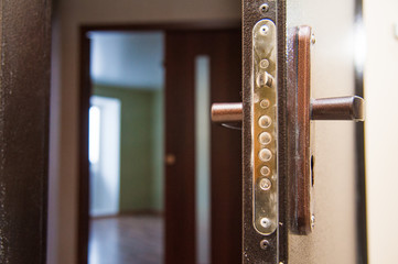 Obraz premium Metal door knob and keys closeup