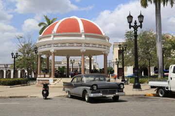 Schöner schwarz-weißer Oldtimer auf Kuba (Karibik) vor schönem Hintergrund