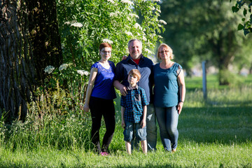 Obraz premium Mutter und Sohn im Park