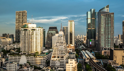 Obraz premium Bangkok Cityscape Business District with Building and Train in an Evening Rush Hour