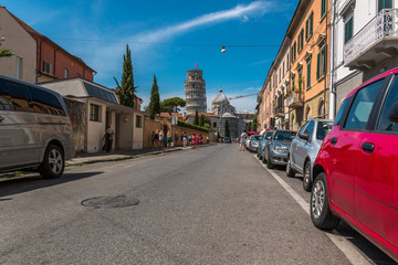 Fototapeta na wymiar Auf den Weg zum Piazza dei Miracoli mit dem schiefen Turm von Pisa und den Dom Santa Maria Assunta in Pisa, Toskana, Italien