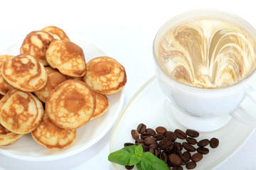Kawa z ciasteczkami na białym tle.