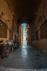 Gasse von der Altstadt zum Meer in Piombino, Toskana, Italien